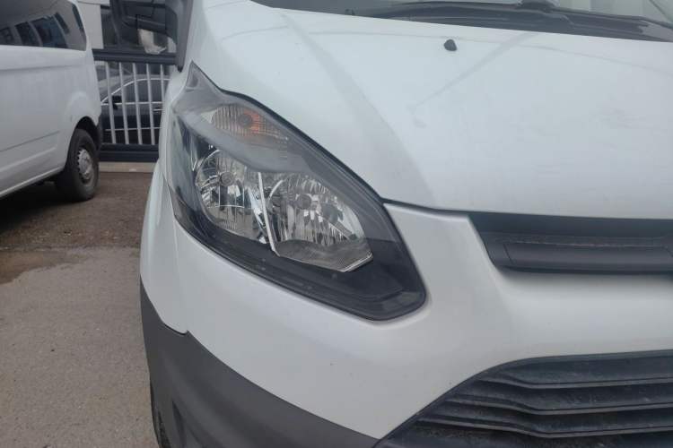 Used Ford Transit 2019 2.0T Diesel Multi-Purpose Commercial Vehicle Short Wheelbase Low Roof 6-Seater China VI Standard Right Front Headlight