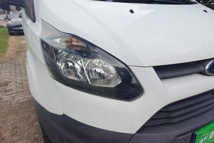 Used Ford Transit 2019 2.0T Diesel Multi-Purpose Commercial Vehicle Short Wheelbase Low Roof 6-Seater China VI Standard Right Front Headlight