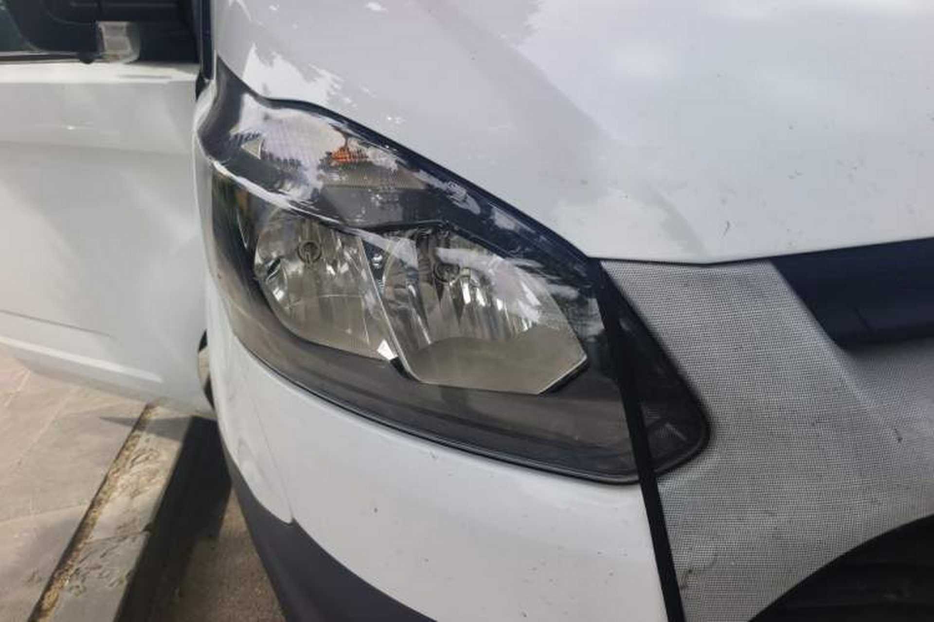 Used Ford Transit 2019 2.0T Gasoline Automatic Multi-Function Commercial Vehicle Short Wheelbase Low Roof 6-Seater China VI Standard Right Front Headlight