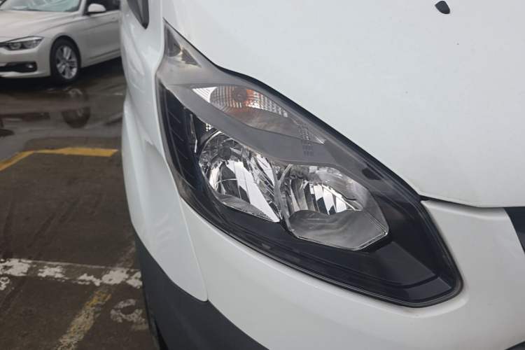 Used Ford Transit 2019 2.0T Diesel Multi-Purpose Commercial Vehicle Short Wheelbase Low Roof 6-Seater China VI Standard Right Front Headlight