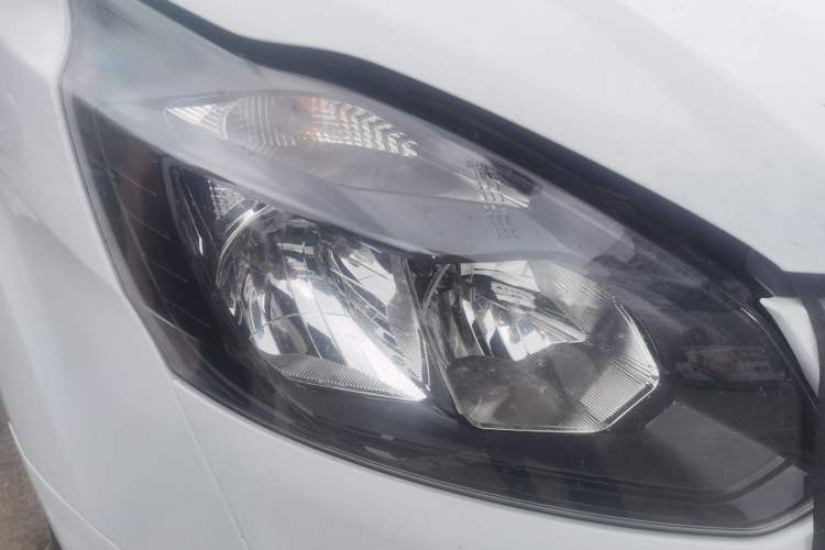 Used Ford Transit 2019 2.0T Diesel Commercial & Travel Short Wheelbase Low-Roof 7-Seater China VI Standard Right Front Headlight