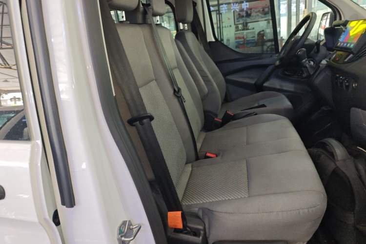 Used Ford Transit 2019 2.0T Diesel Multi-Purpose Commercial Vehicle Short Wheelbase Low Roof 6-Seater China VI Standard Right Front Seat
