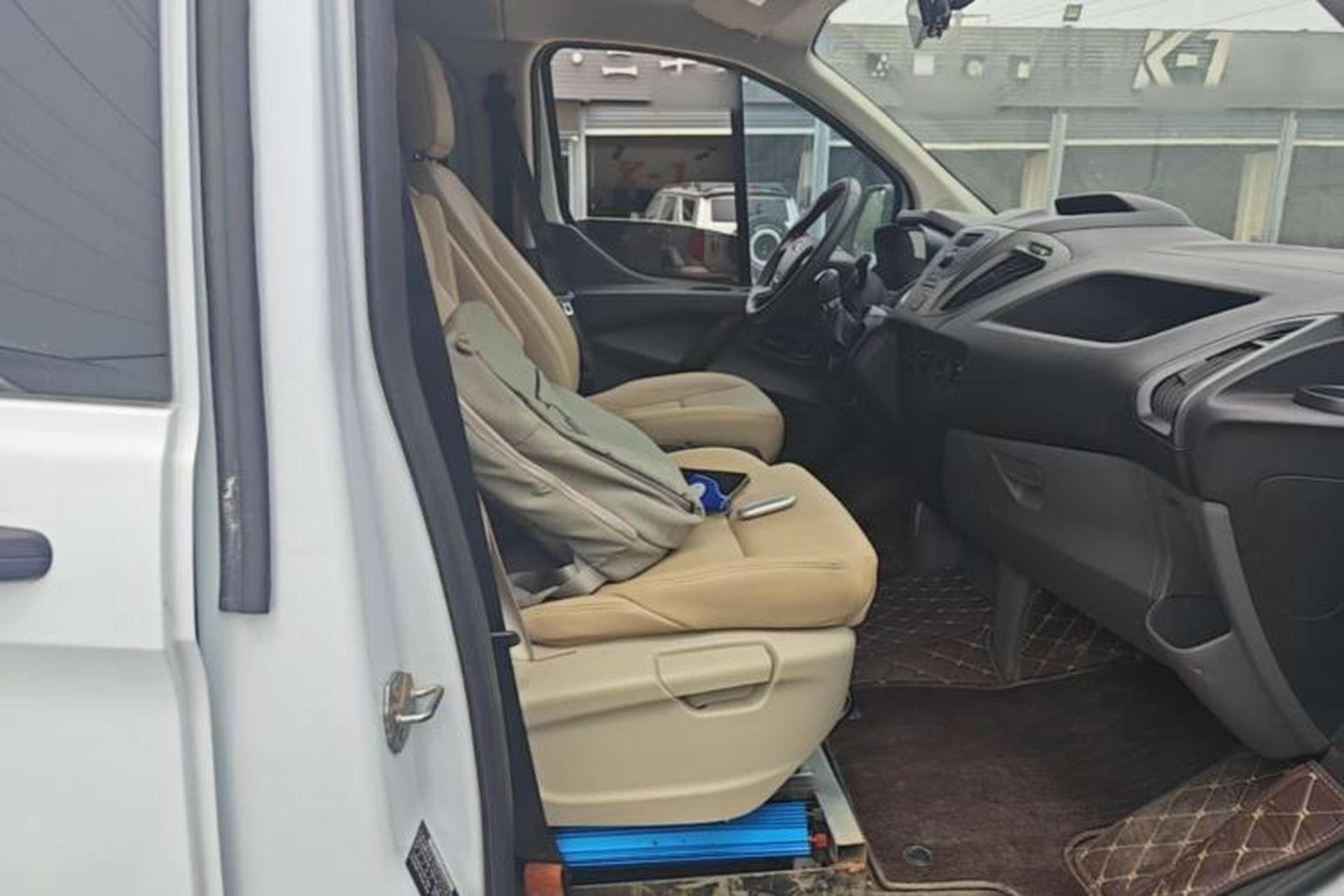 Used Ford Transit 2019 2.0T Diesel Multi-Purpose Commercial Vehicle Short Wheelbase Low Roof 6-Seater China VI Standard Right Front Seat