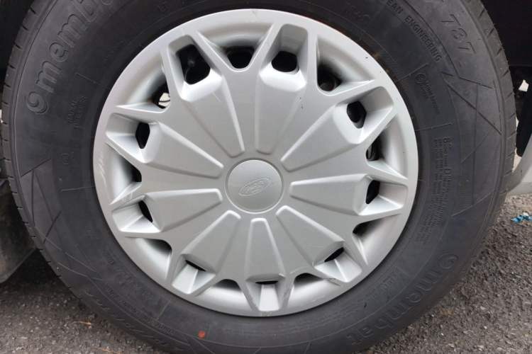 Used Ford Transit 2019 2.0T Diesel Business & Travel Mid-Drive Mid-Roof 7-Seater China VI Standard Right Front Wheel Hub