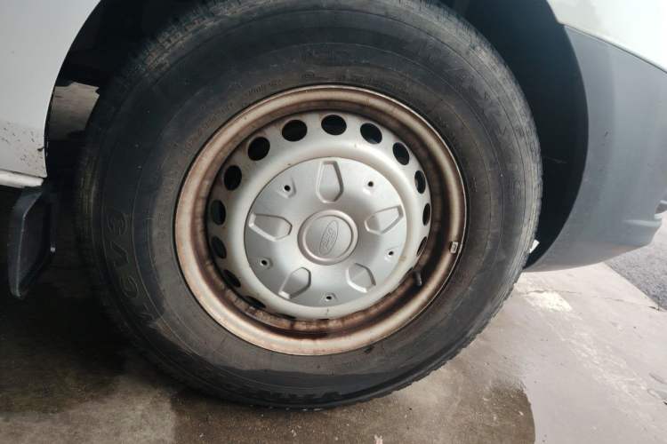 Used Ford Transit 2019 2.0T Diesel Multi-Purpose Commercial Vehicle Short Wheelbase Mid-Roof Design 6-Seater China VI Standard Right Front Wheel Hub