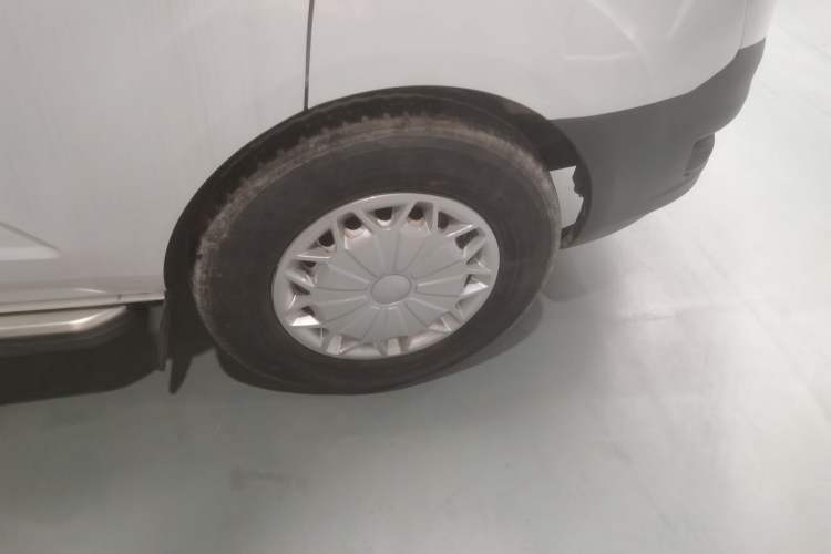 Used Ford Transit 2019 2.0T Diesel Van Mid-Chassis Mid-Roof 3-Seater China VI Standard Right Front Wheel Hub
