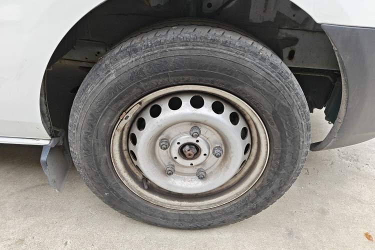 Used Ford Transit 2019 2.0T Gasoline Automatic Multi-Function Commercial Vehicle Short Wheelbase Low Roof 6-Seater China VI Standard Right Front Wheel Hub