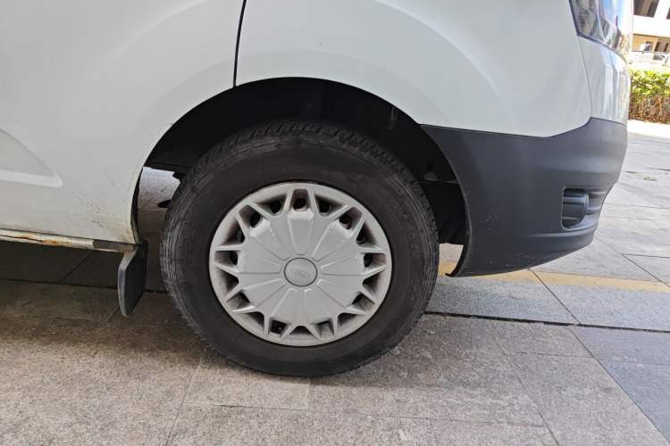 Used Ford Transit 2019 2.0T Gasoline Multi-Purpose Commercial Vehicle Short Wheelbase Low Roof 6-Seater China VI Standard Right Front Wheel Hub