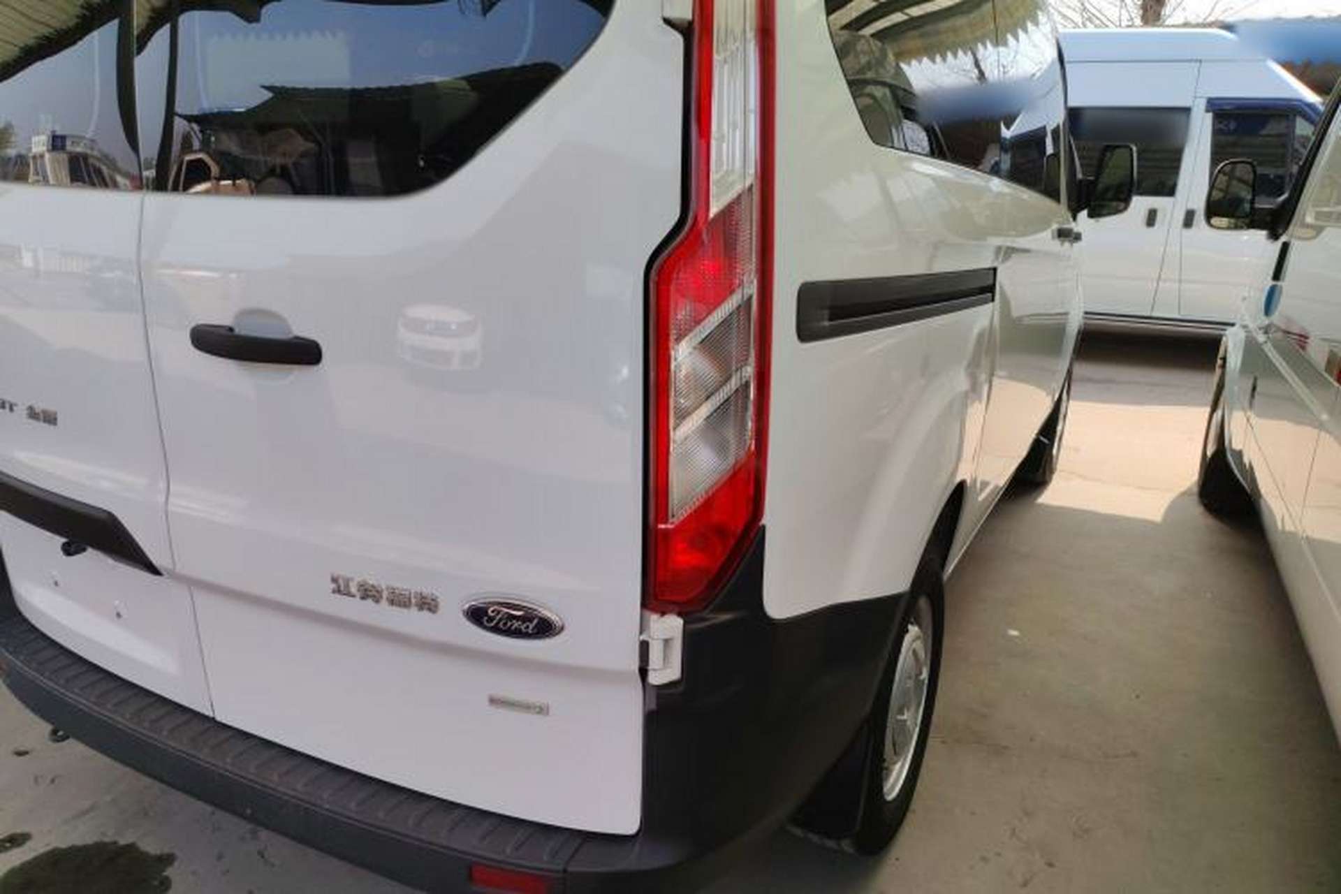 Used Ford Transit 2019 2.0T Gasoline Multi-Purpose Commercial Vehicle Short Wheelbase Low Roof 6-Seater China VI Standard Right Rear Taillight
