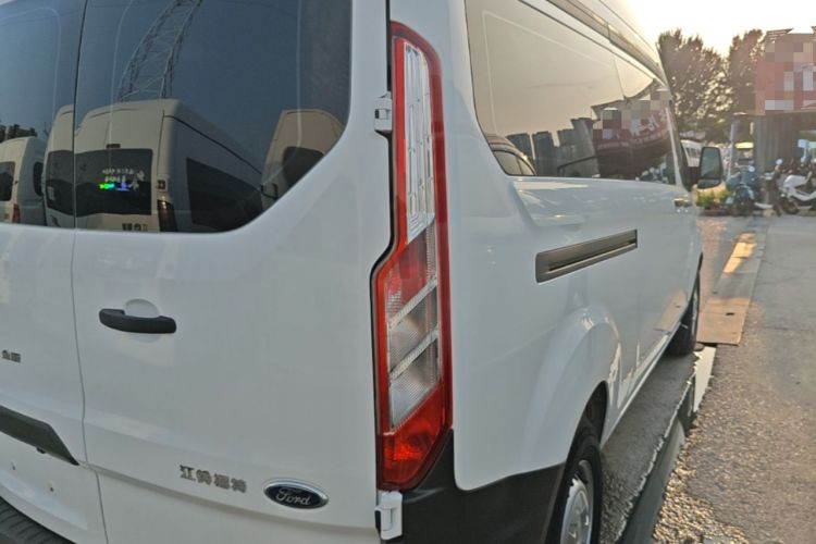 Used Ford Transit 2019 2.0T Diesel Multi-Purpose Commercial Vehicle Mid-Drive Mid-Roof 6-Seater China VI Standard Right Rear Taillight