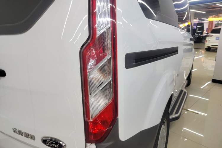 Used Ford Transit 2019 2.0T Gasoline Automatic Multi-Function Commercial Vehicle Short Wheelbase Low Roof 6-Seater China VI Standard Right Rear Taillight