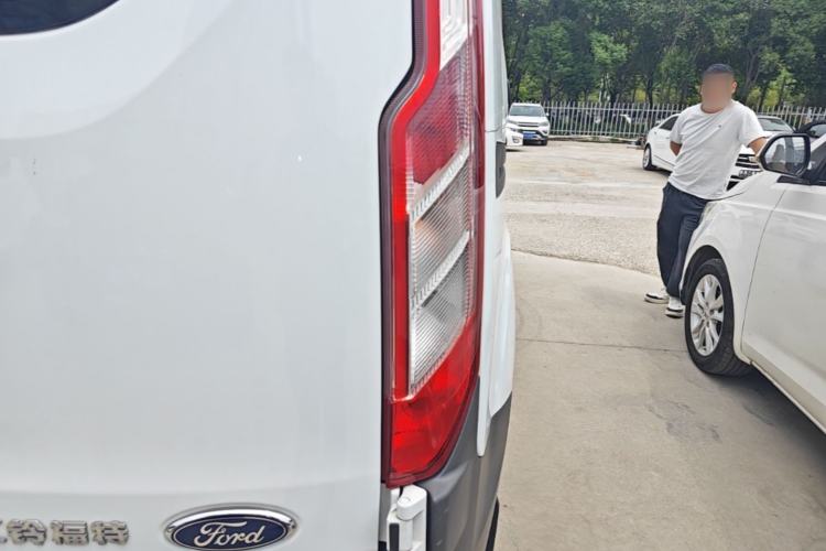 Used Ford Transit 2019 2.0T Diesel Multi-Purpose Commercial Vehicle Short Wheelbase Low Roof 6-Seater China VI Standard Right Rear Taillight