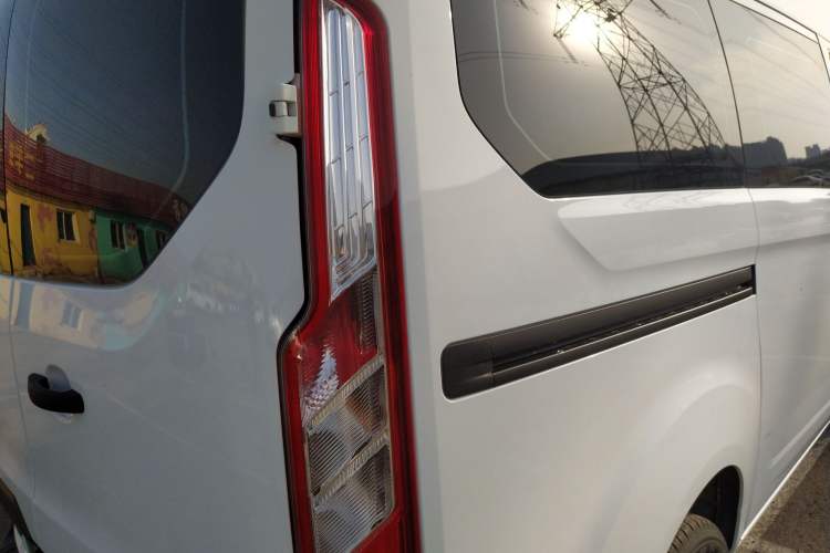 Used Ford Transit 2019 2.0T Gasoline Automatic Multi-Function Commercial Vehicle Short Wheelbase Low Roof 6-Seater China VI Standard Right Rear Taillight