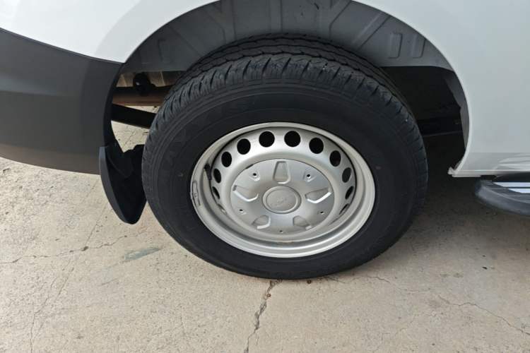 Used Ford Transit 2019 2.0T Gasoline Automatic Multi-Function Commercial Vehicle Mid-Roof 6-Seater China VI Standard Right Rear Wheel Hub