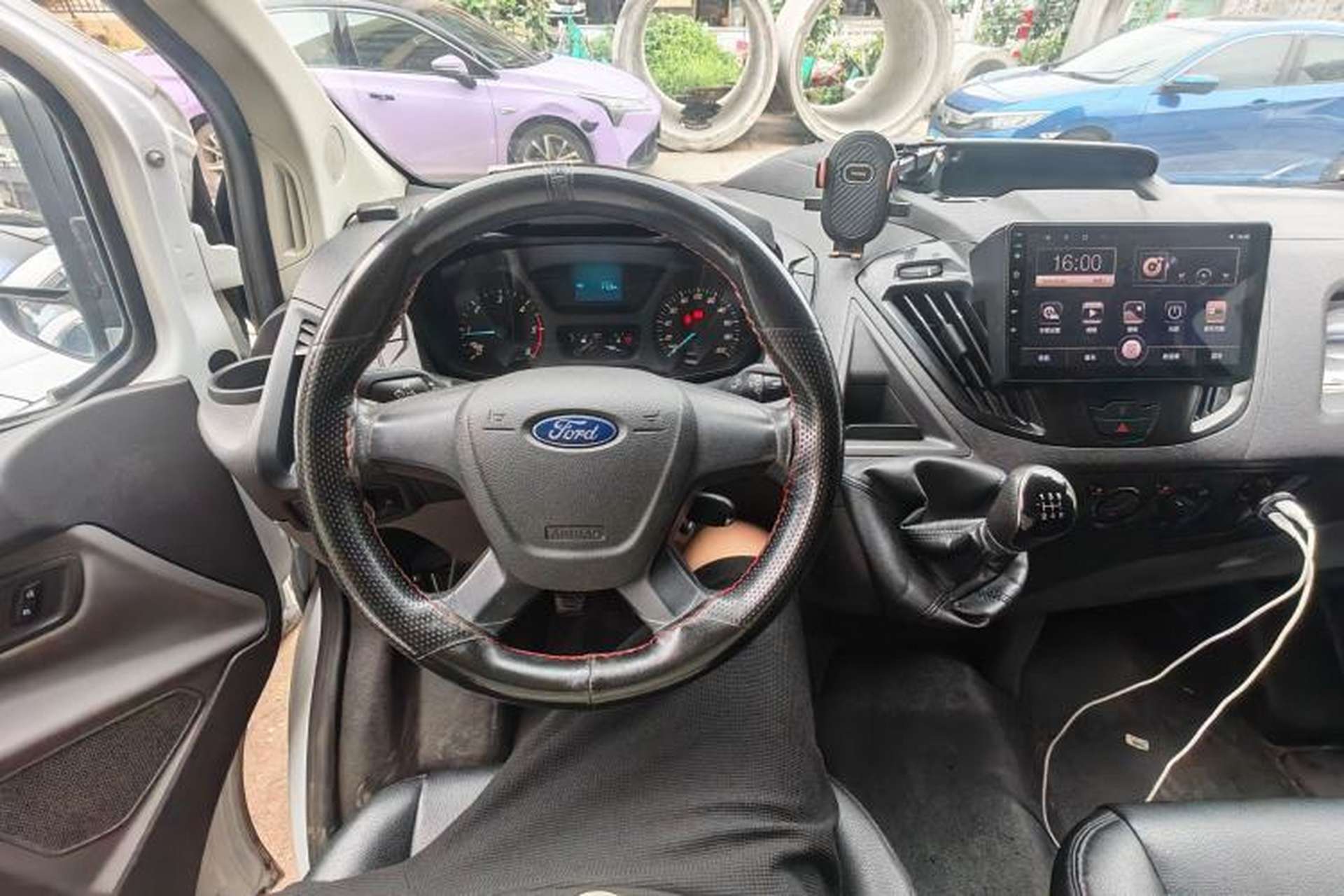 Used Ford Transit 2019 2.0T Diesel Van Mid-Chassis Mid-Roof 3-Seater China VI Standard Steering Wheel
