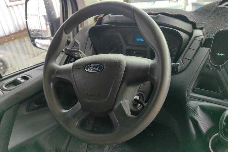 Used Ford Transit 2019 2.0T Diesel Van Short Wheelbase Mid-Roof 3-Seater China VI Standard Steering Wheel