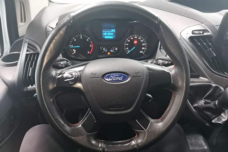 Used Ford Transit 2019 2.0T Diesel Van Short Wheelbase Mid-Roof 3-Seater China VI Standard Steering Wheel