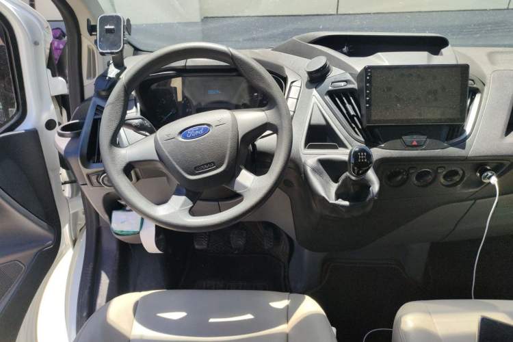 Used Ford Transit 2019 2.0T Diesel Multi-Purpose Commercial Vehicle Short Wheelbase Mid-Roof Design 6-Seater China VI Standard Steering Wheel
