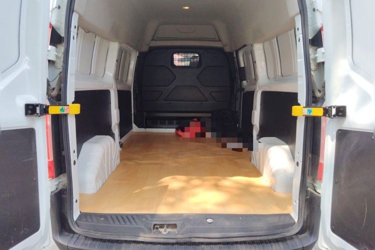 Used Ford Transit 2019 2.0T Gasoline Van Mid-axle Mid-roof 3-Seater China VI Standard Trunk