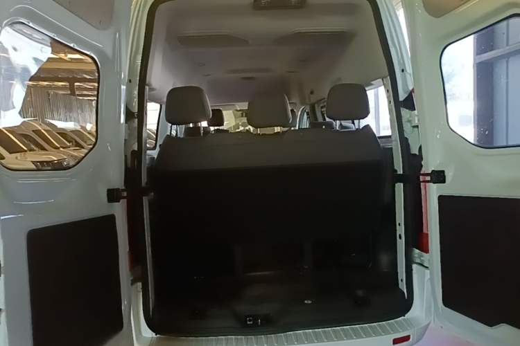 Used Ford Transit 2019 2.0T Diesel Commercial & Travel Mid-axle Mid-roof 9-Seater China VI Trunk