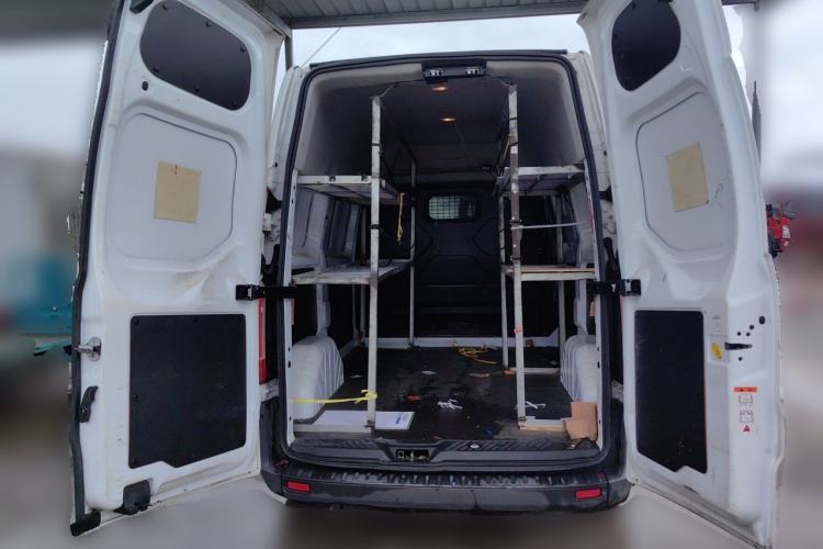 Used Ford Transit 2019 2.0T Diesel Van Short Wheelbase Mid-Roof 3-Seater China VI Standard Trunk