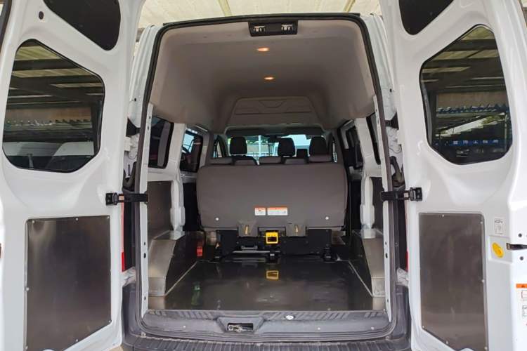 Used Ford Transit 2019 2.0T Diesel Multi-Purpose Commercial Vehicle Short Wheelbase Mid-Roof Design 6-Seater China VI Standard Trunk