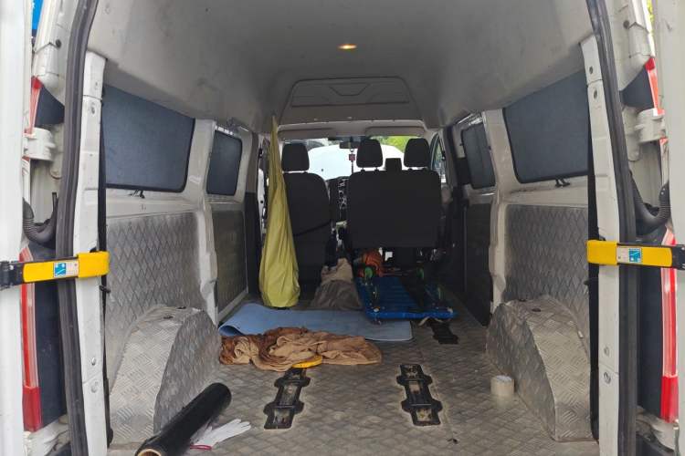 Used Ford Transit 2019 2.0T Diesel Business & Travel Mid-Drive Mid-Roof 8-Seater China VI Standard Trunk
