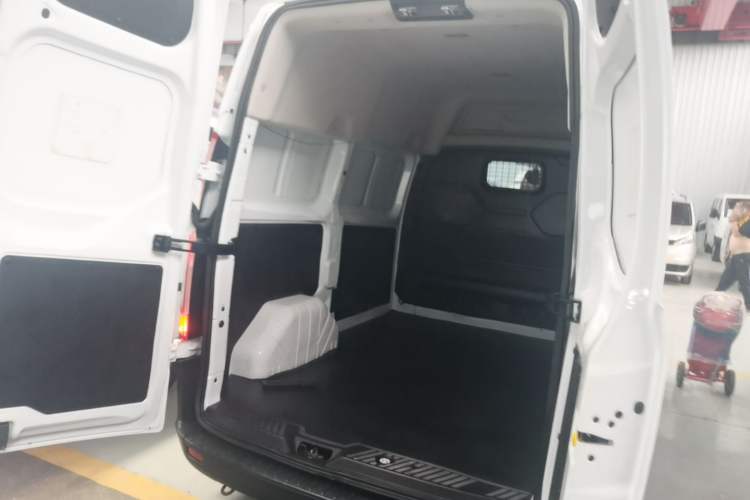 Used Ford Transit 2019 2.0T Diesel Van Short Wheelbase Mid-Roof 3-Seater China VI Standard Trunk