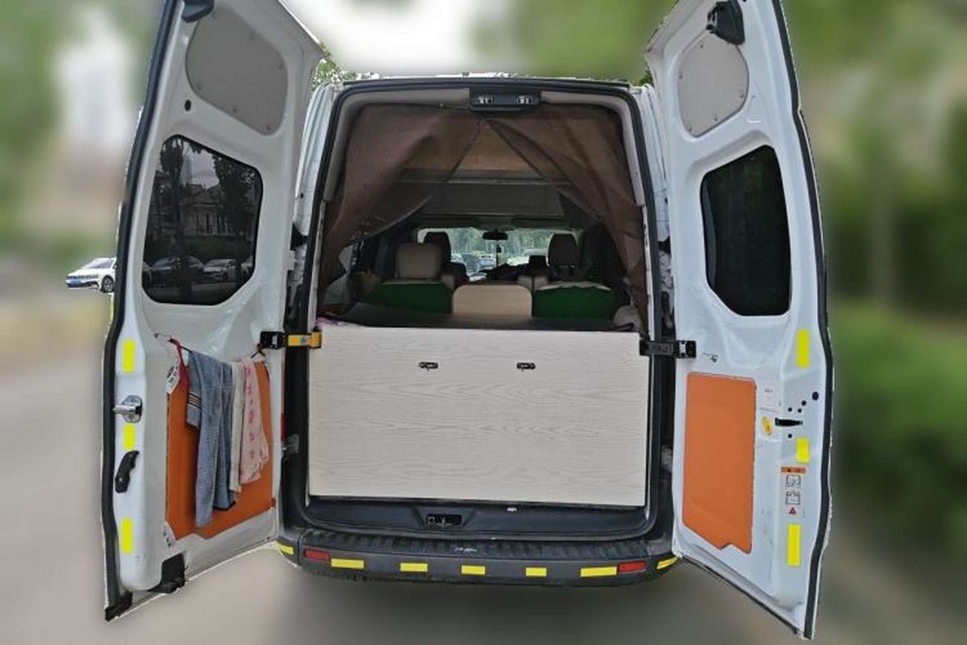 Used Ford Transit 2019 2.0T Diesel Multi-Purpose Commercial Vehicle Short Wheelbase Mid-Roof Design 6-Seater China VI Standard Trunk