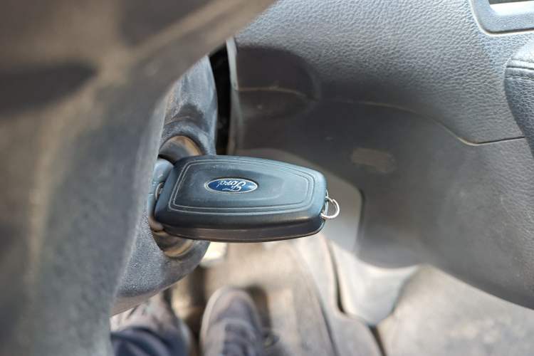 Used Ford Transit 2019 2.0T Gasoline Multi-Function Commercial Vehicle Short Wheelbase Mid-Roof 6-Seater China VI Standard Vehicle Key