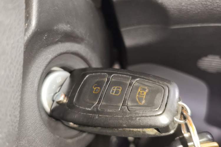 Used Ford Transit 2019 2.0T Gasoline Automatic Multi-Function Commercial Vehicle Short Wheelbase Low Roof 6-Seater China VI Standard Vehicle Key