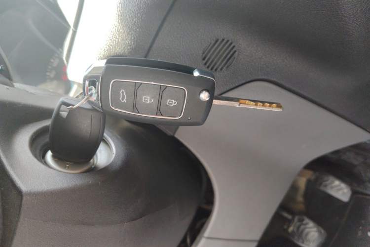 Used Ford Transit 2019 2.0T Gasoline Van Mid-axle Mid-roof 3-Seater China VI Standard Vehicle Key