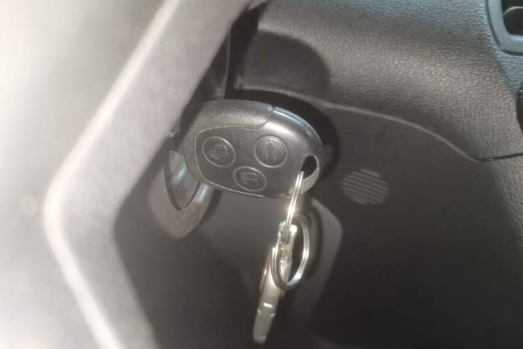 Used Ford Transit 2019 2.0T Diesel Van Mid-Chassis Mid-Roof 3-Seater China VI Standard Vehicle Key