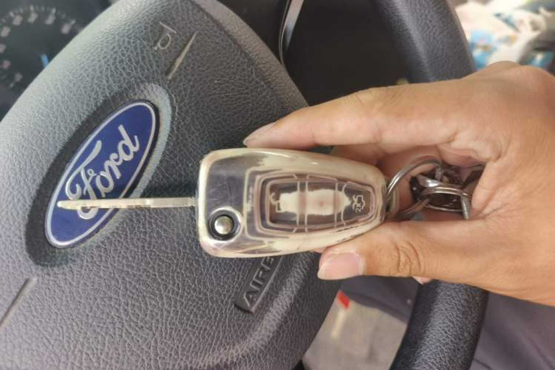Used Ford Transit 2019 2.0T Gasoline Automatic Multi-Function Commercial Vehicle Short Wheelbase Low Roof 6-Seater China VI Standard Vehicle Key