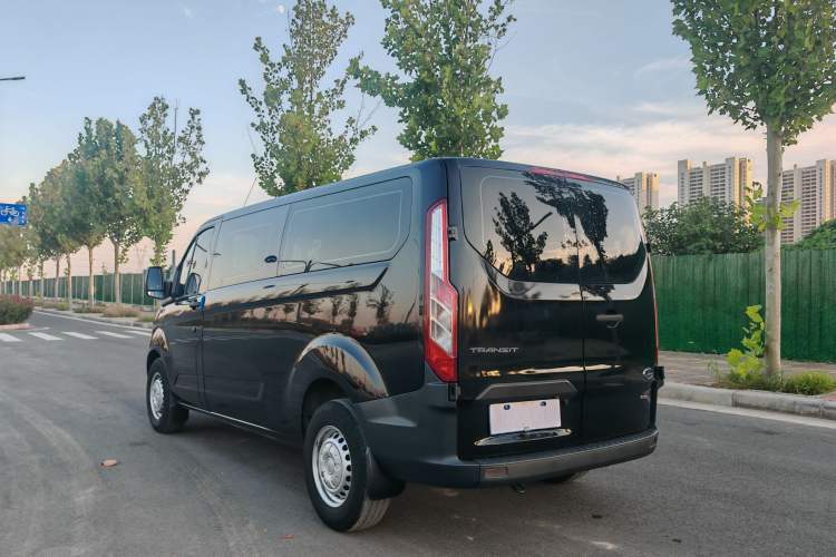 Used Ford Transit 2020 2.0T Diesel Multi-Function Commercial Vehicle Mid-Chassis Low-Roof Design with Dual Rear Doors Meeting China VI Emission Standards Exterior 4