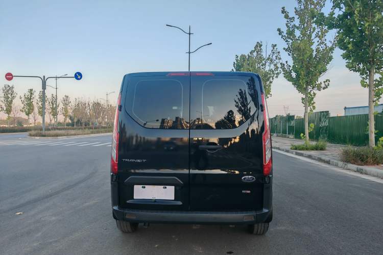 Used Ford Transit 2020 2.0T Diesel Multi-Function Commercial Vehicle Mid-Chassis Low-Roof Design with Dual Rear Doors Meeting China VI Emission Standards Exterior 5