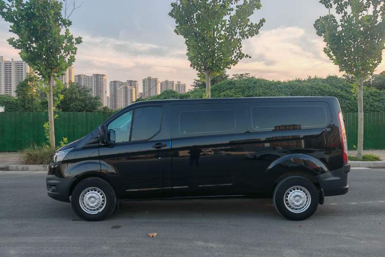 Used Ford Transit 2020 2.0T Diesel Multi-Function Commercial Vehicle Mid-Chassis Low-Roof Design with Dual Rear Doors Meeting China VI Emission Standards Exterior 6