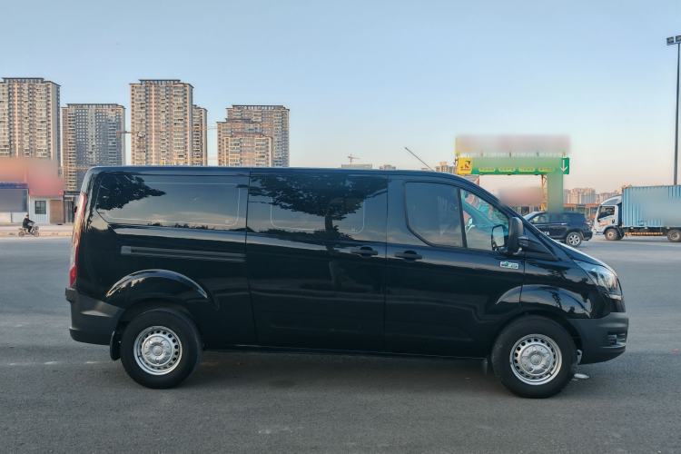 Used Ford Transit 2020 2.0T Diesel Multi-Function Commercial Vehicle Mid-Chassis Low-Roof Design with Dual Rear Doors Meeting China VI Emission Standards Exterior 8