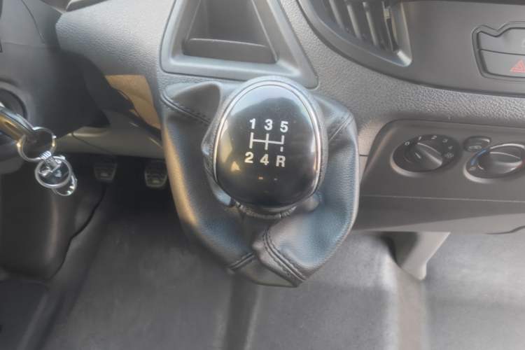Used Ford Transit 2020 2.0T Diesel Multi-Function Commercial Vehicle Mid-Chassis Low-Roof Design with Dual Rear Doors Meeting China VI Emission Standards Gear Lever