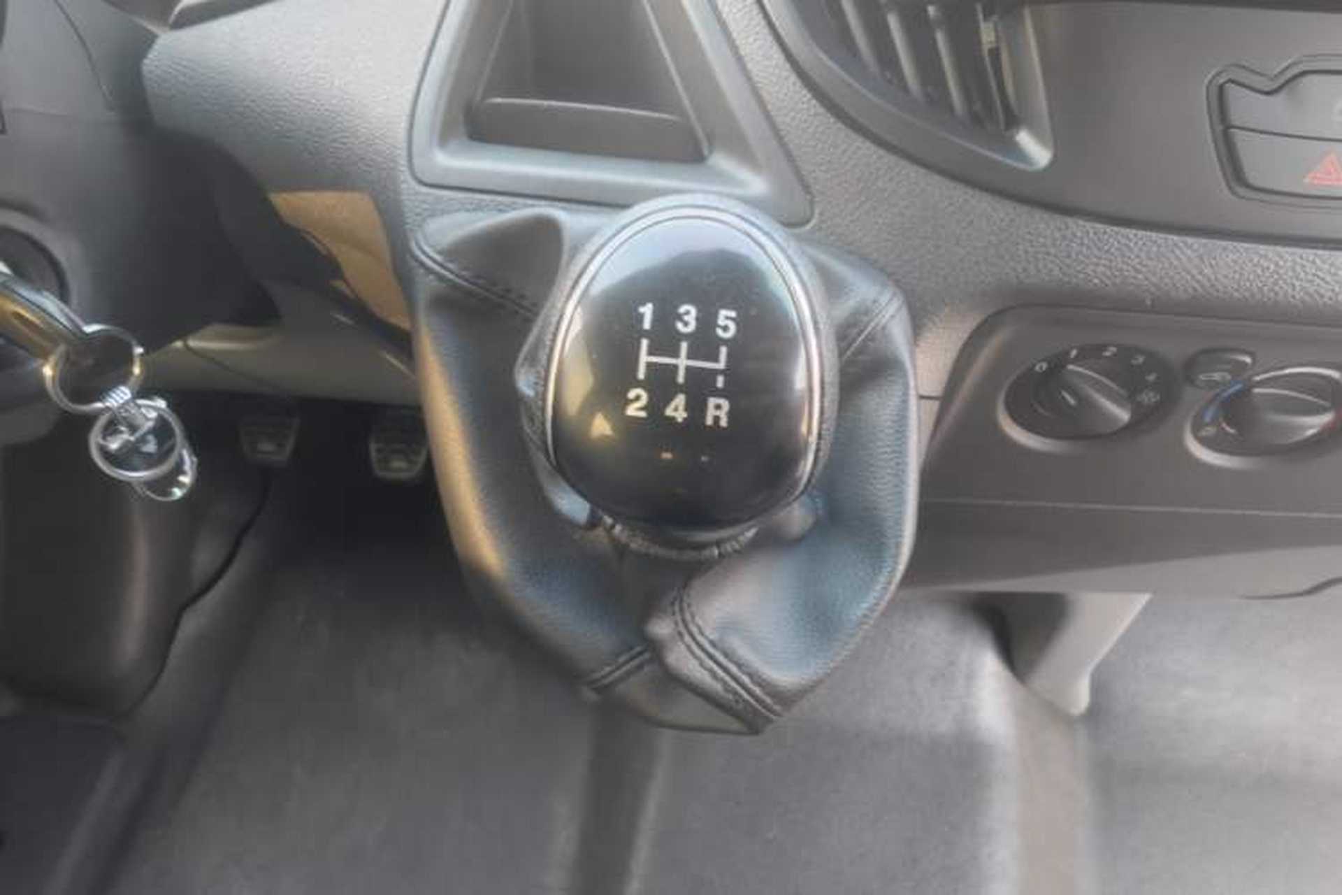 Used Ford Transit 2020 2.0T Diesel Multi-Function Commercial Vehicle Mid-Chassis Low-Roof Design with Dual Rear Doors Meeting China VI Emission Standards Gear Lever