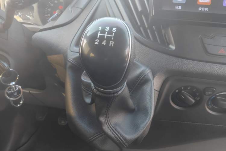 Used Ford Transit 2020 2.0T Diesel Multi-Function Commercial Vehicle Mid-Chassis Low-Roof Design with Dual Rear Doors Meeting China VI Emission Standards Gear Lever