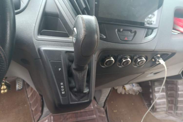 Used Ford Transit 2020 2.0T Gasoline Automatic Multi-Function Commercial Vehicle Mid-axle Low-roof Design with Dual Rear Doors Meeting China VI Emission Standards Gear Lever