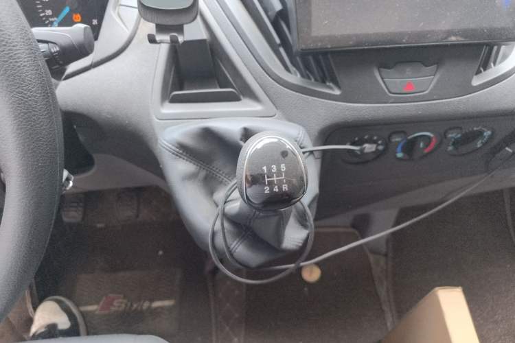 Used Ford Transit 2020 2.0T Gasoline Multi-Purpose Commercial Vehicle Mid-Drive Low-Roof Lift-Up Tailgate China VI Standard Gear Lever