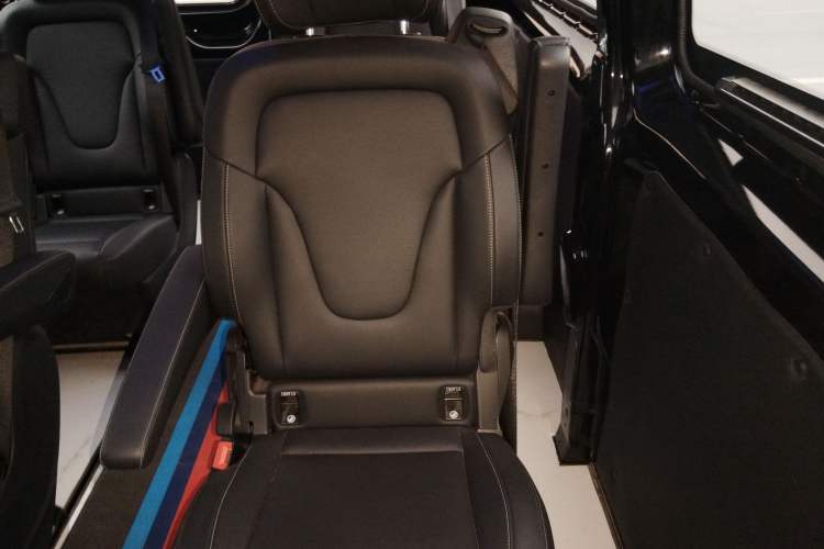 Used Ford Transit 2020 2.0T Gasoline Multi-Function Commercial Vehicle Mid-Drive Low-Roof Design with Dual Rear Doors Meeting China VI Emission Standards Interior 1