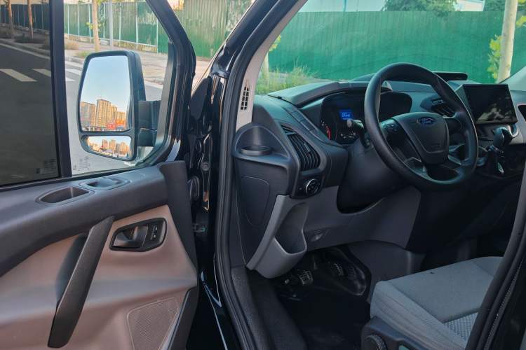 Used Ford Transit 2020 2.0T Diesel Multi-Function Commercial Vehicle Mid-Chassis Low-Roof Design with Dual Rear Doors Meeting China VI Emission Standards Interior 2