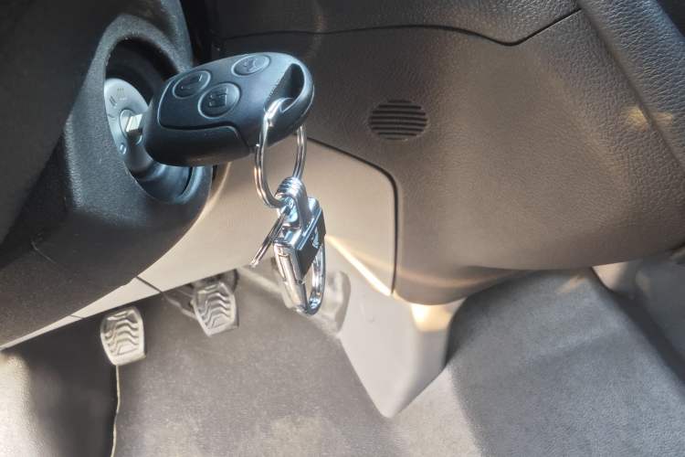 Used Ford Transit 2020 2.0T Diesel Multi-Function Commercial Vehicle Mid-Chassis Low-Roof Design with Dual Rear Doors Meeting China VI Emission Standards Interior 4