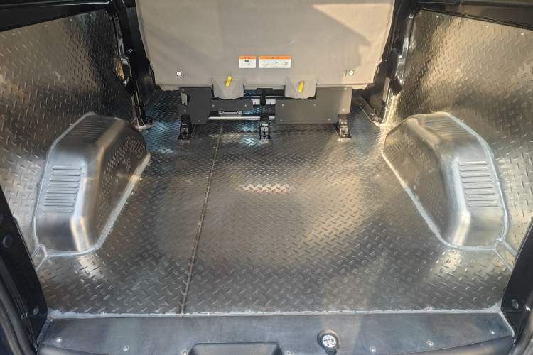 Used Ford Transit 2020 2.0T Diesel Multi-Function Commercial Vehicle Mid-Chassis Low-Roof Design with Dual Rear Doors Meeting China VI Emission Standards Interior 5