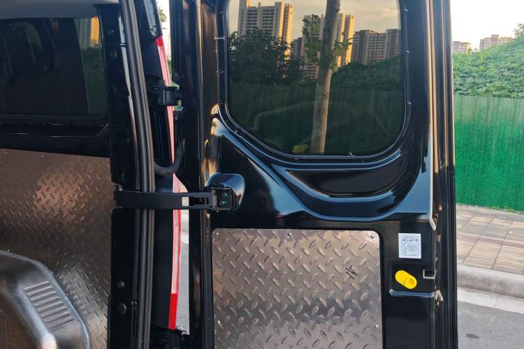 Used Ford Transit 2020 2.0T Diesel Multi-Function Commercial Vehicle Mid-Chassis Low-Roof Design with Dual Rear Doors Meeting China VI Emission Standards Interior 8