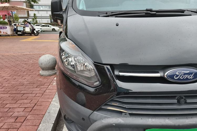 Used Ford Transit 2020 2.0T Diesel Multi-Function Commercial Vehicle Mid-Chassis Low-Roof Design with Dual Rear Doors Emission Standard China V Right Front Headlight