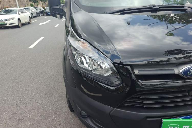 Used Ford Transit 2020 2.0T Diesel Multi-Function Commercial Vehicle Mid-Chassis Low-Roof Design with Dual Rear Doors Emission Standard China V Right Front Headlight